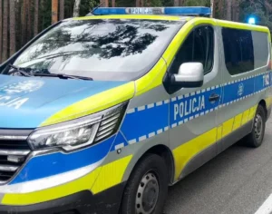 Radiowóz policyjny - sprawa 40-latka, który przywłaszczył wieniec jelenia w gminie Biała Piska