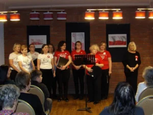 Koncert Piskiego Chóru Kameralnego w MGBP w Piszu z okazji Święta Niepodległości