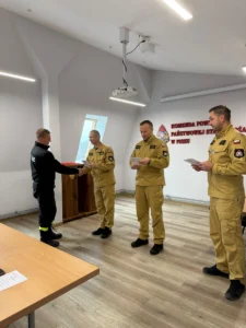Nowi dowódcy OSP po egzaminie w KP PSP Pisz - zdjęcie grupowe uczestników