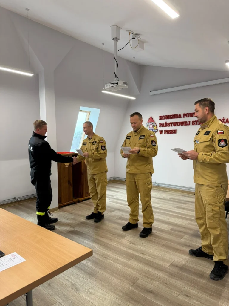 Nowi dowódcy OSP po egzaminie w KP PSP Pisz – zdjęcie grupowe uczestników